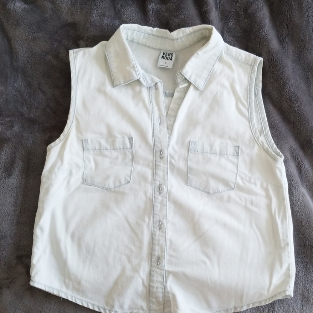 Sleeveless shirt